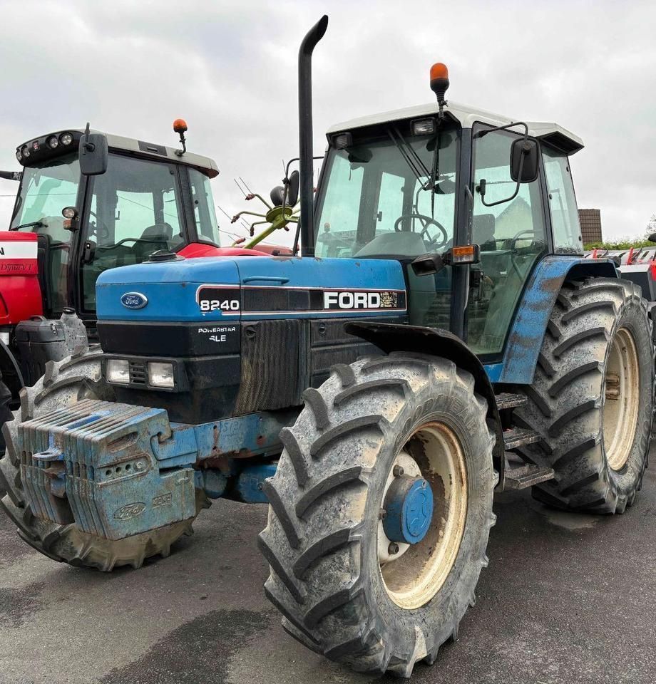 Ford 8240 Trattore
