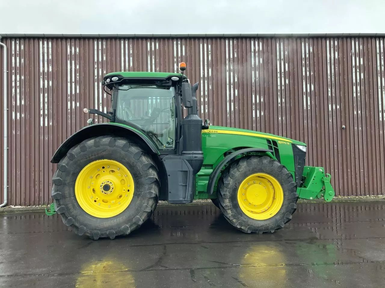 E-FARM: John Deere 8370 R - Traktor - id CYFCCPY - 221 236 EUR - Gyártási év: 2017 - Üzemóra (motor): 2400,Motor teljesítménye (LE): 370,Dánia
