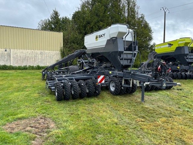 E-FARM: Sky Agriculture maxidrill p 120 fertisem 6 m - Semoir direct - id VAWHDXD - 115 000 € - Année: 2023 - France