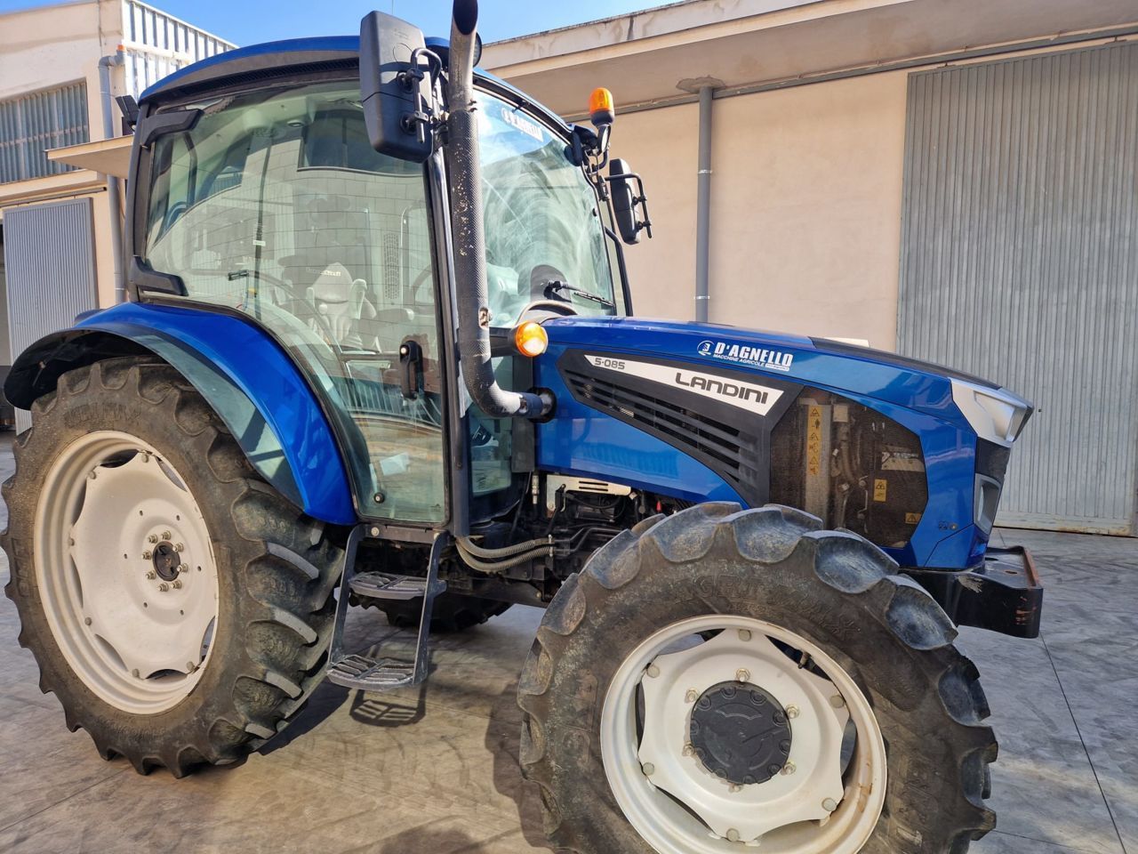 E-FARM: Landini 5-085 - Traktor - id MN7VSNV - 40.000 € - Leto izgradnje: 2022 - Število ur motorja: 2.060,Moč motorja (HP): 85,Italija