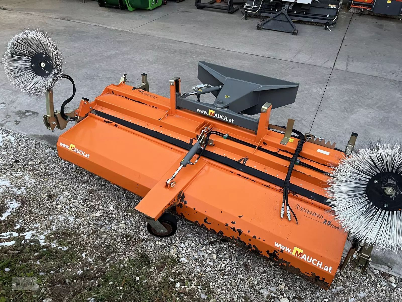 E-FARM: Bema kehrmaschine 25 / 2750mm mit merlo zm2 - Outil - id VA8E3NE - 6 917 € - Autriche