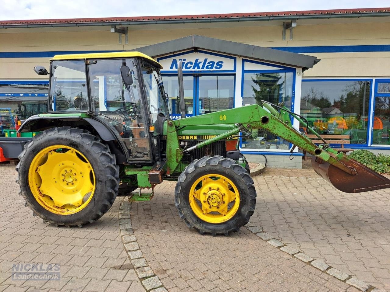 John Deere 1750 tractor 15.900 €