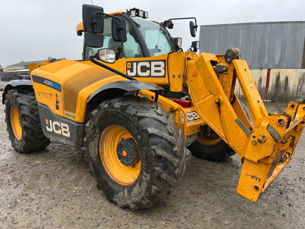 E-FARM: JCB 532-70 agripro - Chargeur télescopique  - id TBQGL2Q - 52 000 € - Année: 2019 - Lecture du nombre d'heure: 4 400,Puissance du moteur (chevaux): 145,France