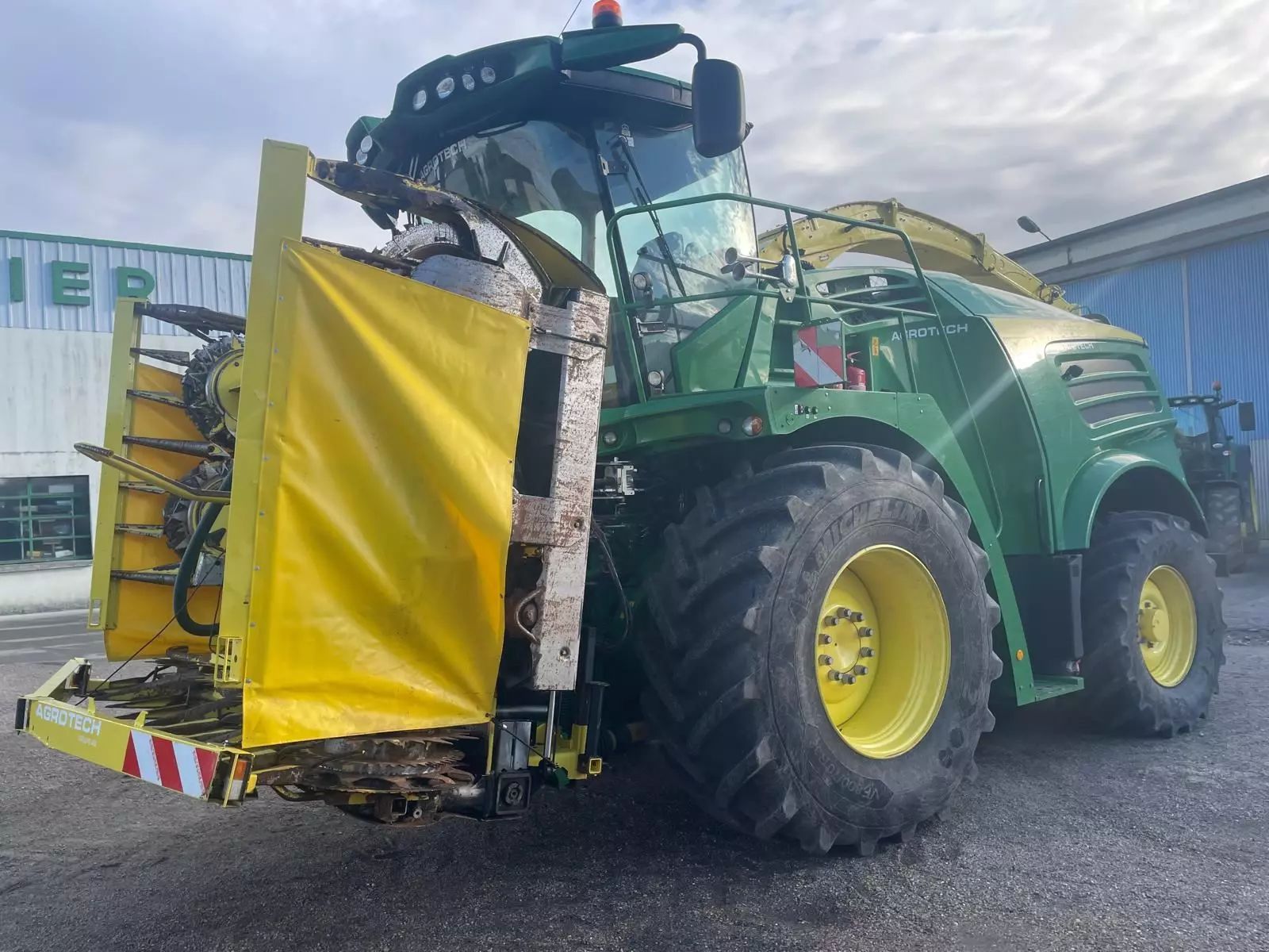 John Deere 8400 Self propelled forage harvester €215,000