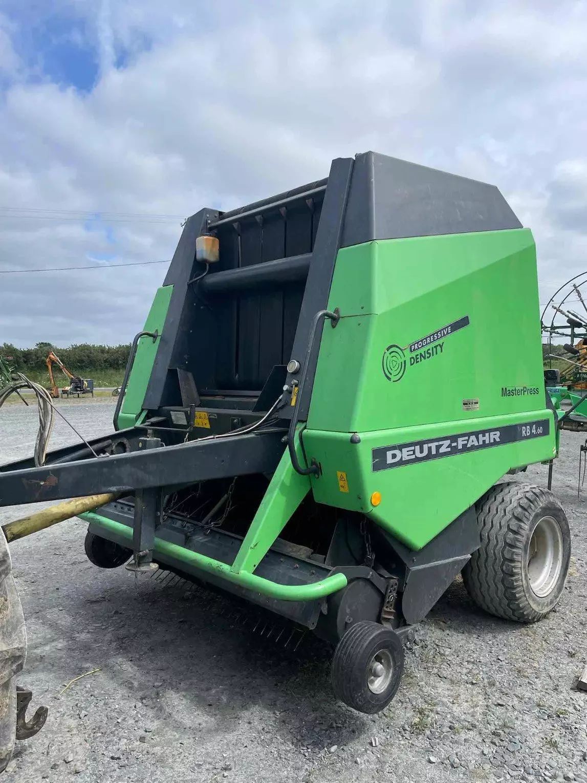 E-FARM: Deutz-Fahr presse à balles rondes rb460 . deutz-fahr - Presse à balles - id DKV1PQJ - 10 000 € - Année: 2001 - France