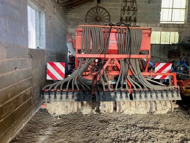 E-FARM: Kuhn venta lc 302 - Drill - id QEEBFPK - €3,800 - Year of construction: 2000 - France
