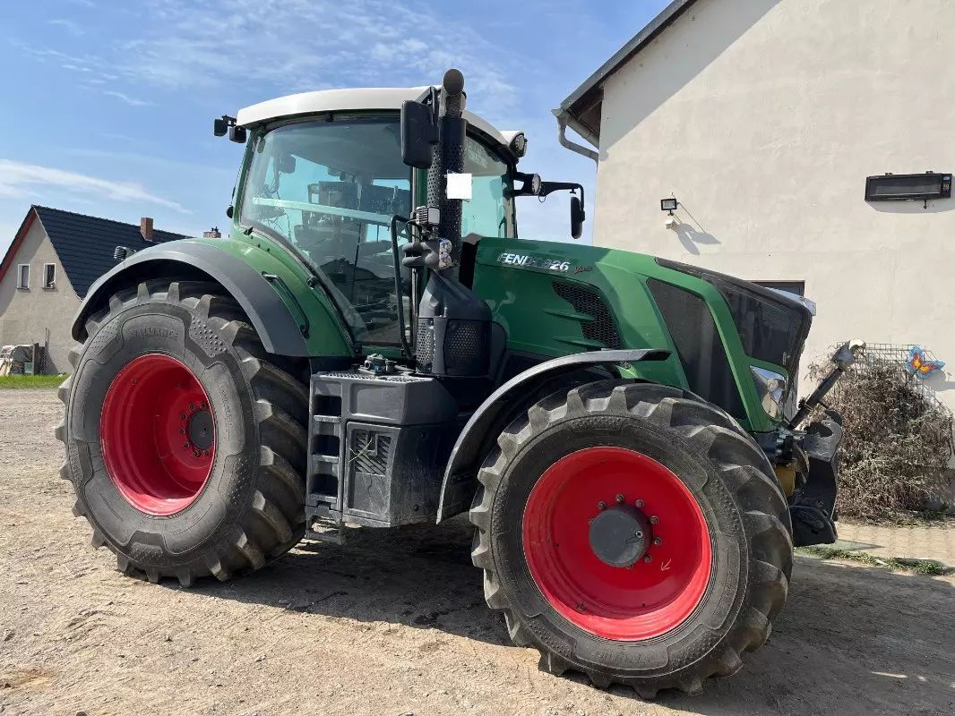 E-FARM: Fendt 826 Vario - Tractor - id CELLZC2 - €95,000 - Year of construction: 2014 - Engine hours: 6,490,Engine power (HP): 240,Germany