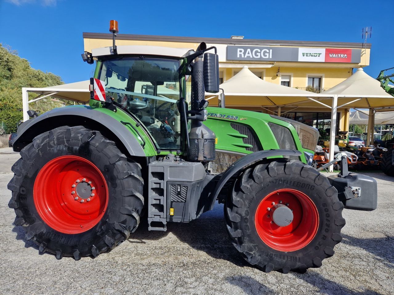 E-FARM: Fendt 828 Vario - Tractor - id XZAWHRR - €115,000 - Year of construction: 2016 - Engine hours: 5,819,Engine power (HP): 280,Italy