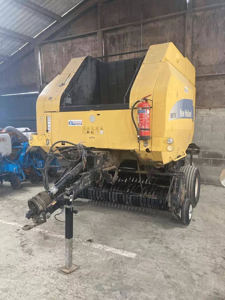 E-FARM: New Holland BR750 - Πρέσσα - id JEBNIQS - 6.000 € - Χρονία: 2007 - Γαλλία