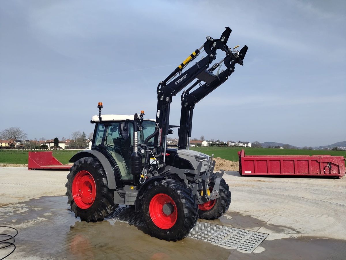 Fendt 211 Vario Tractor