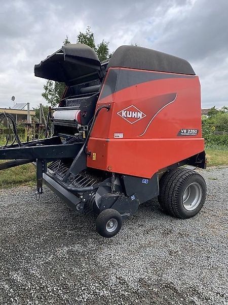 E-FARM: Kuhn VB 2260 - Baler - id UJVNGHZ - €19,500 - Year of construction: 2016 - Total number of bales produced: 23,000,Germany