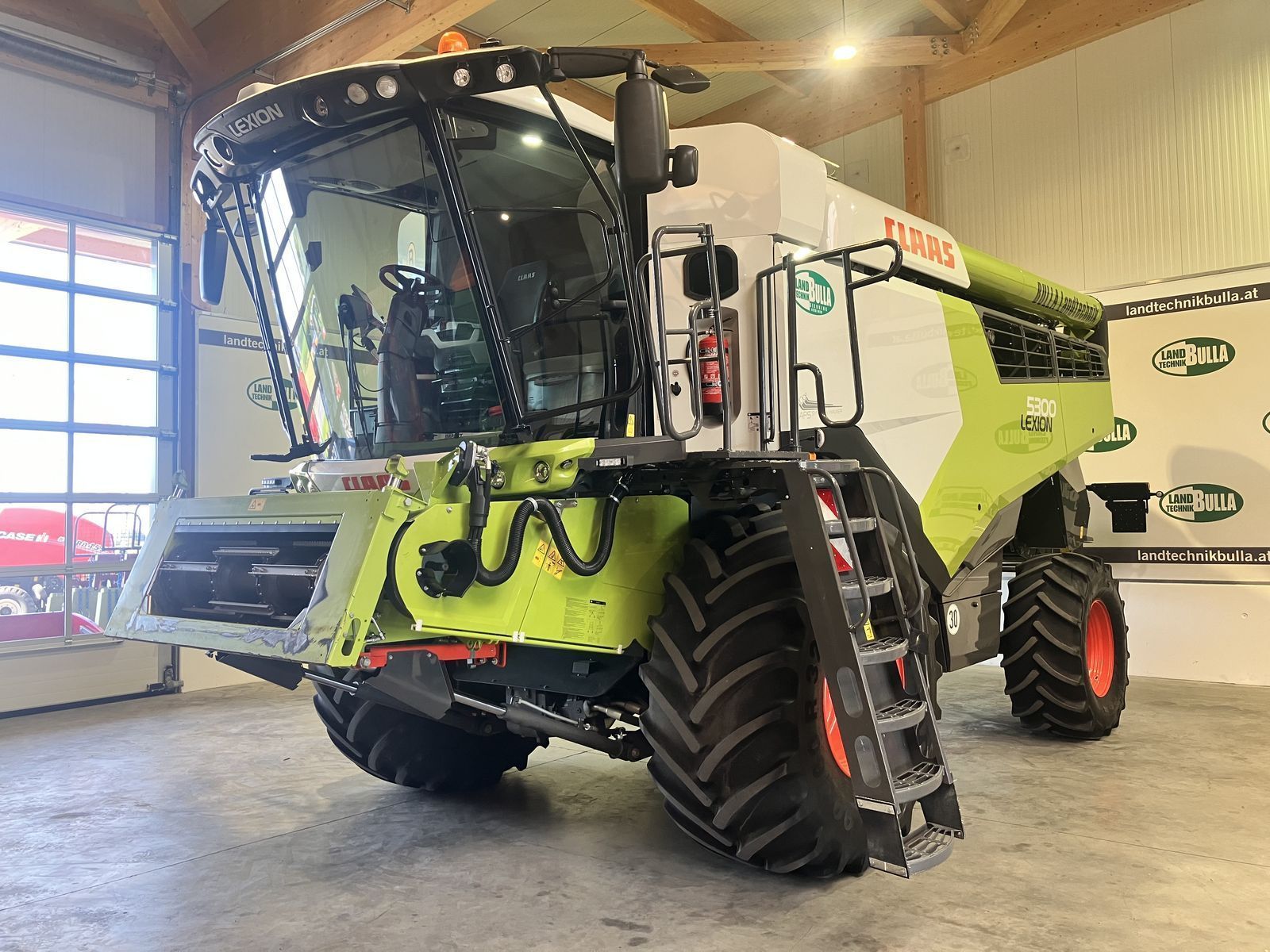 E-FARM: Claas Lexion 5300 - Mähdrescher - id IITEZRU - 264.602 € - Baujahr: 2021 - Abgelesene Motorstunden: 300,Motorleistung (PS): 313,Österreich