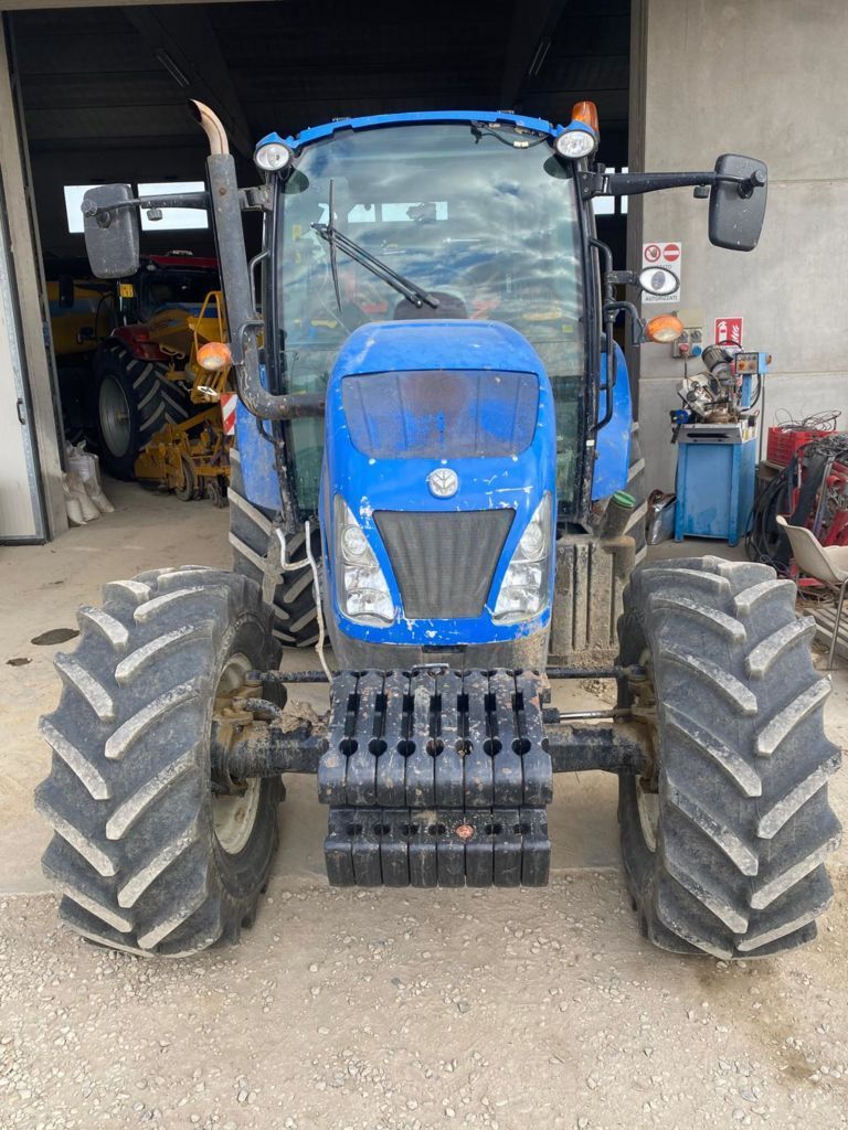 E-FARM: New Holland T4.95 - Tractor - id Q8ITUE9 - 36.000 € - Año: 2016 - Horas: 4205,Potencia del motor: 95,Italia