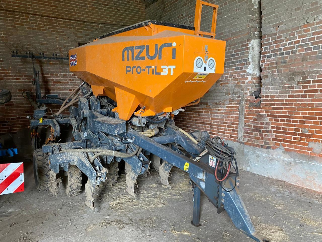 E-FARM: mzuri pro-til 3t 3 metre trailed grain & fertiliser no-till drill - Siewnik bezpośredni - id 5H3BBNS - 40 400 € - Rok produkcji: 2014 - Zjednoczone Królestwo