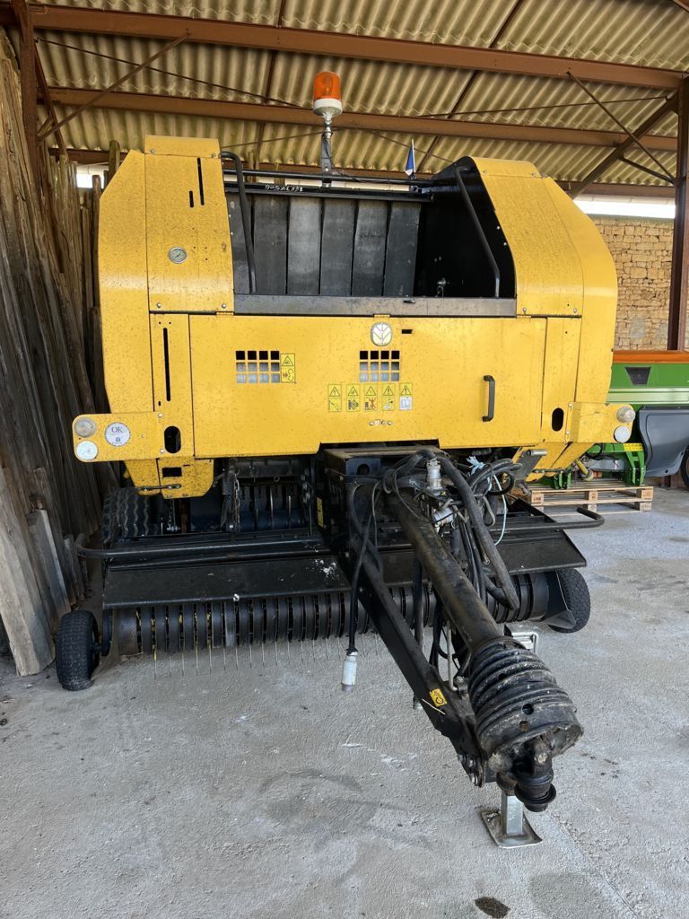 E-FARM: New Holland BR7060 Crop Cutter - Empacadora - id ZLER7IU - 10.000 € - Año: 2010 - Las balas producidas: 27.400,Francia