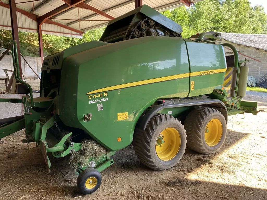 E-FARM: John Deere C441R - Ballenpresse - id SEYVJQA - 65.000 € - Baujahr: 2019 - Frankreich
