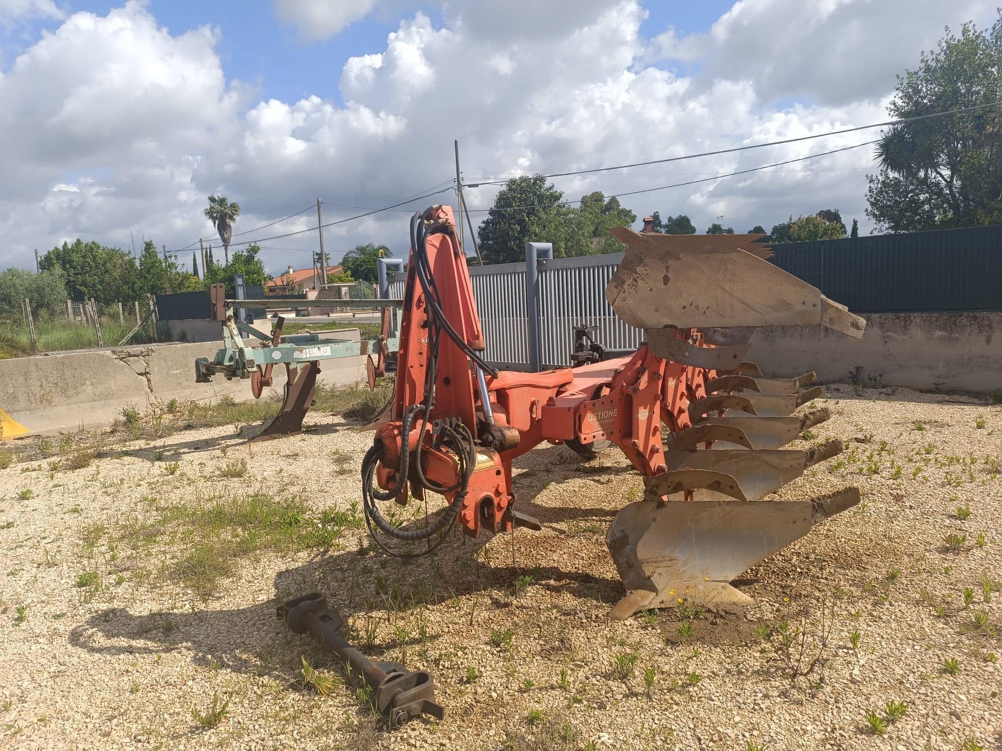 E-FARM: Kuhn Varimaster 153 4et+1 - Plough - id EIKFNBZ - €13,750 - Year of construction: 2013 - Italy