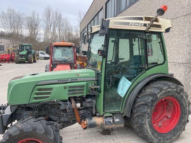 E-FARM: Fendt 209 F - Tractor - id FFSRZSJ - 30.000 € - Año: 2009 - Horas: 6773,Potencia del motor: 95,Italia
