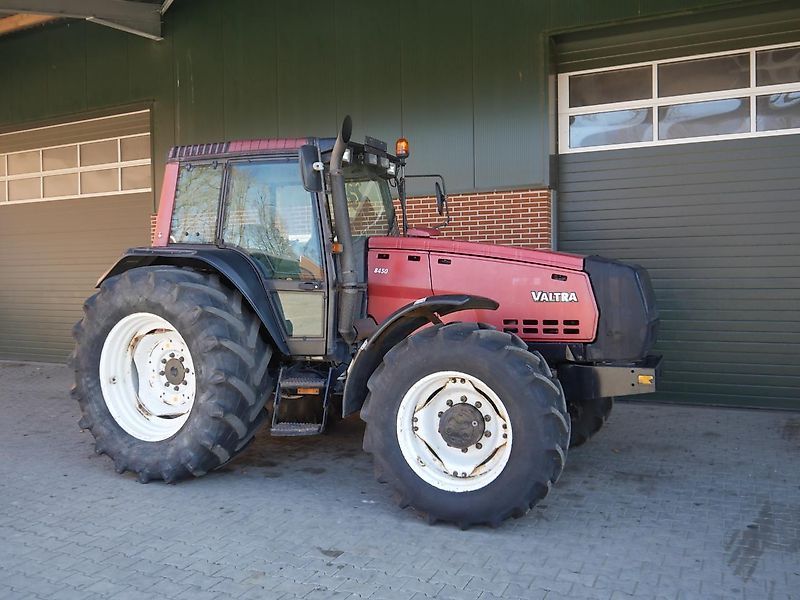 E-FARM: Valtra 8450 - Tractor - id HHGDJUU - €19,500 - Year of construction: 2001 - Engine hours: 51,973,Engine power (HP): 140,Germany