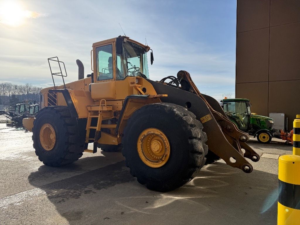 VOLVO l 220 e zentralschmieranlage Ładowarka kołowa 47 000 €
