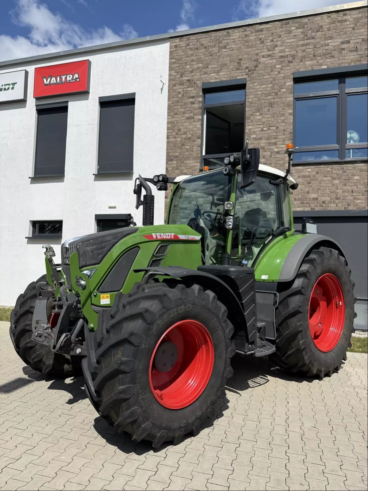 E-FARM: Fendt 720 Vario ProfiPlus - Trattore - id YTWR3GS - 148.500 € - Anno di costruzione: 2023 - Ore: 2.300,Potenza del motore: 205,Germania