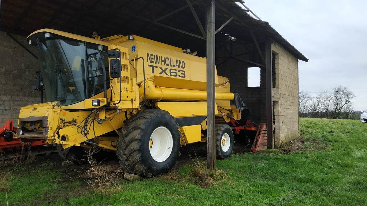 E-FARM: New Holland TX 63 - Moissoneuse-batteuse - id BQGMZA7 - 37 000 € - Année: 2002 - Lecture du nombre d'heure: 5 500,France