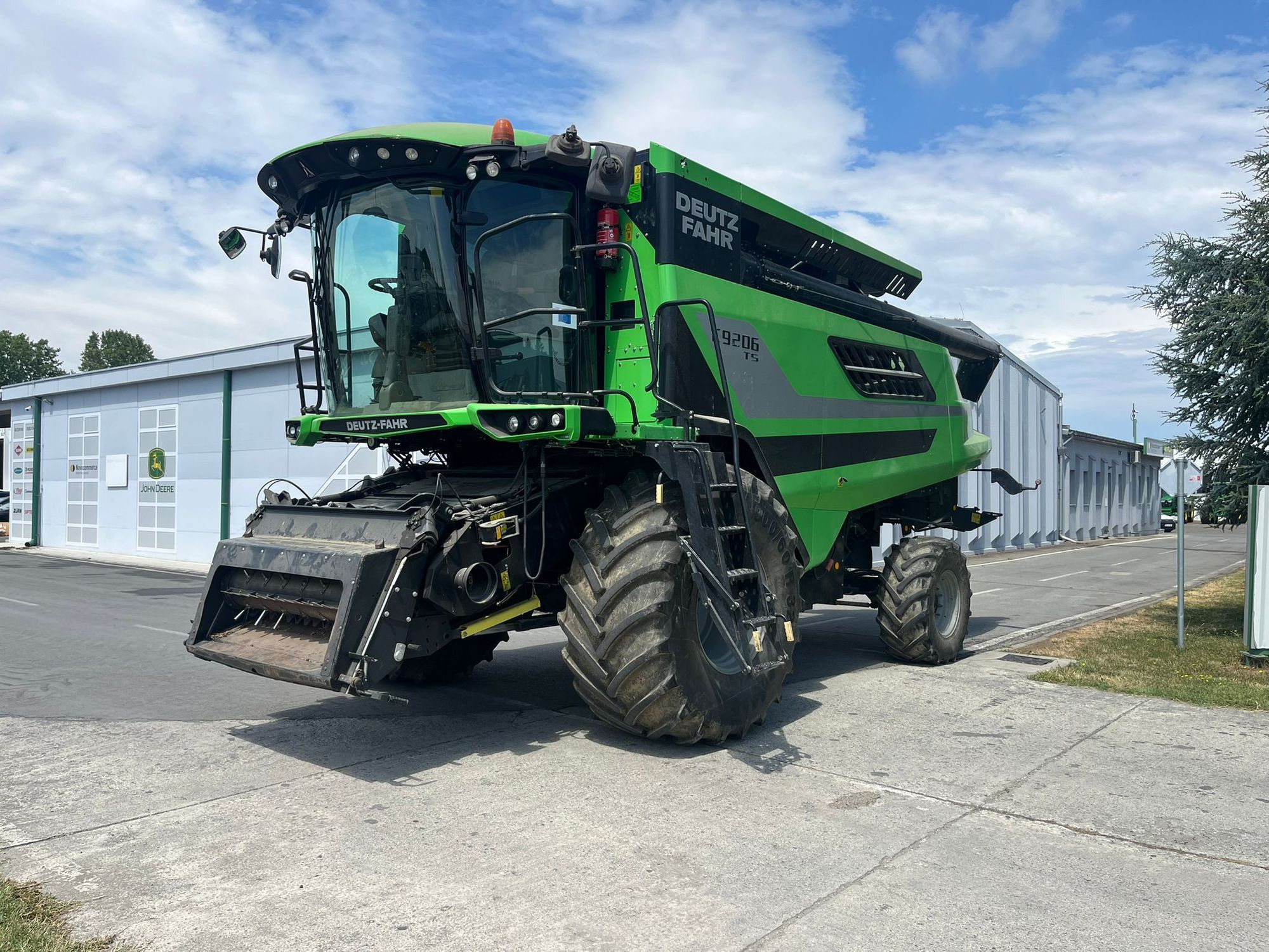 E-FARM: Deutz-Fahr C 9206 TS - Moissoneuse-batteuse - id JXE9CGB - 115 000 € - Année: 2016 - Lecture du nombre d'heure: 2 200,Puissance du moteur (chevaux): 395,Croatie