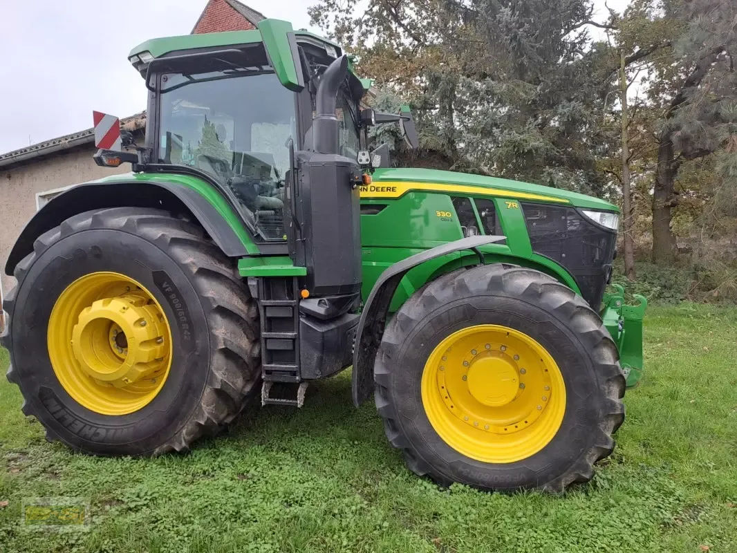 E-FARM: John Deere 7R 330 - Traktor - id QIXCFUG - 299.000 € - Baujahr: 2023 - Abgelesene Motorstunden: 686,Motorleistung (PS): 360,Deutschland