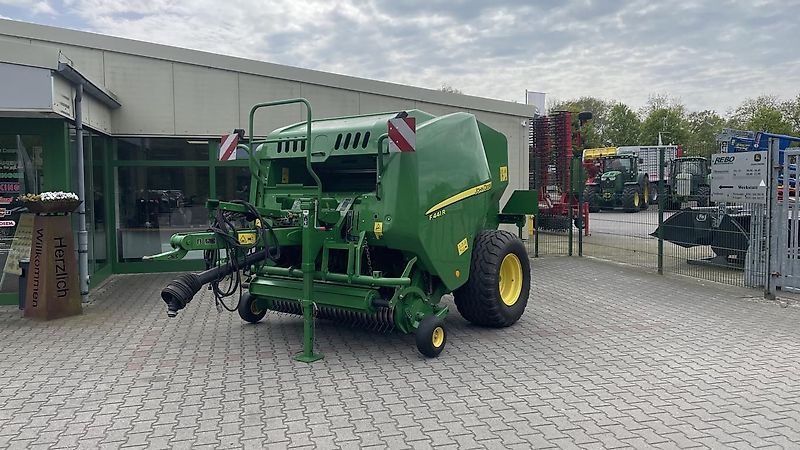 John Deere F441R baler €33,530