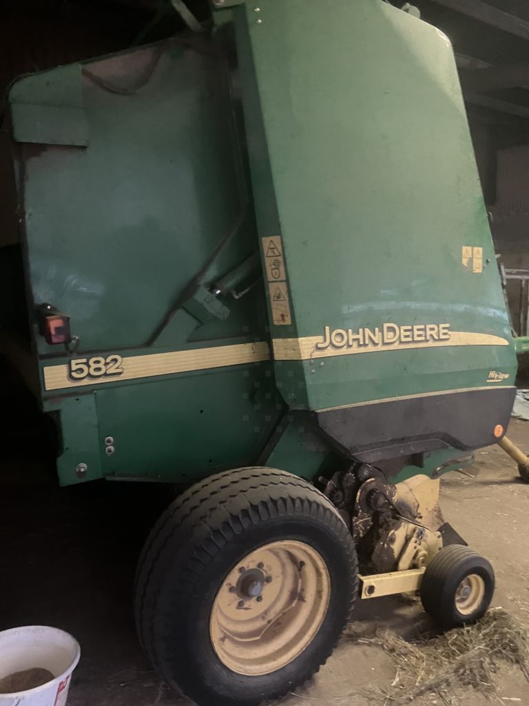 E-FARM: John Deere 582 - Presă de balotat - id BQQ3AG6 - 5.300 EUR - Anul: 2003 - Numărul total de baloți produși: 18.000,Franța