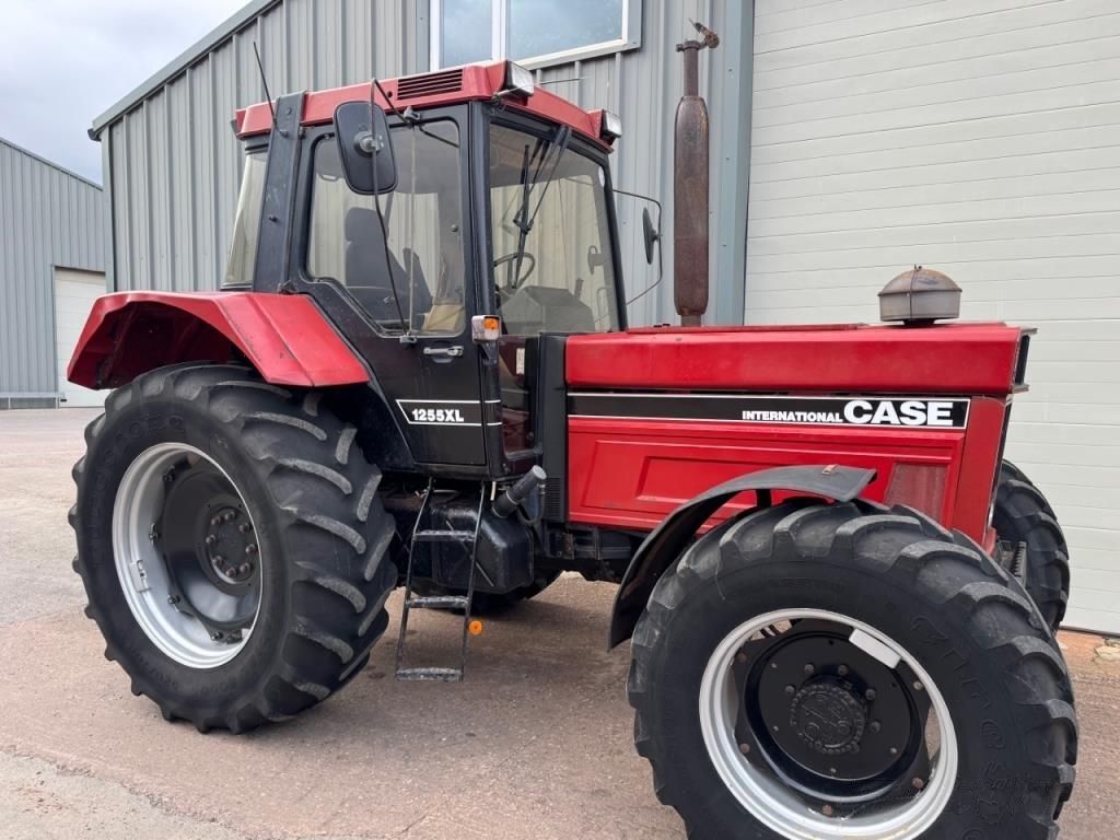 E-FARM: Case IH 1255 XL - Tracteur - id LTHXCH5 - Année: 1986 - Lecture du nombre d'heure: 9 733,Royaume-Uni