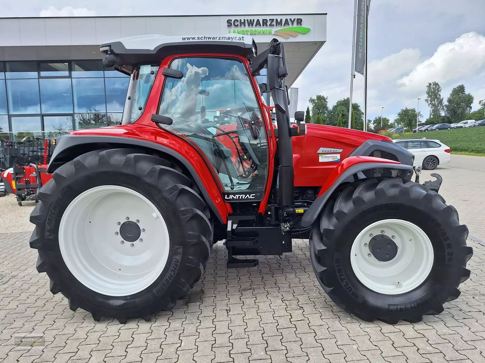 E-FARM: Lindner Lintrac 130 - Tractor - id X1RFYEH - €92,832 - Year of construction: 2021 - Engine hours: 909,Engine power (HP): 136,Austria
