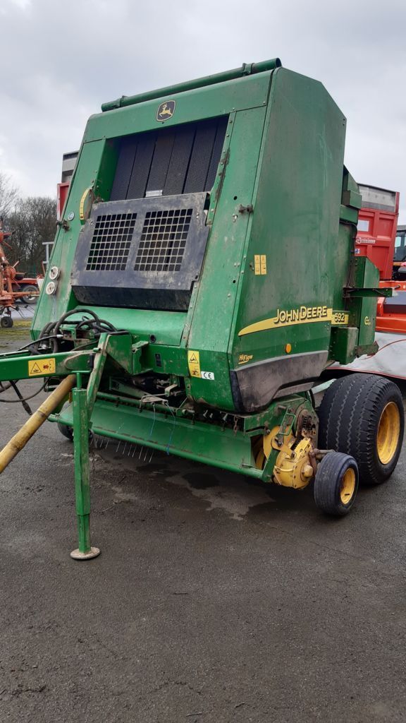 E-FARM: John Deere 592 - Balownica - id K52I2KN - 12 000 € - Rok produkcji: 2000 - Francja