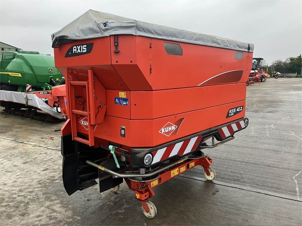 E-FARM: Kuhn axis 40.2 hemc - Rozsiewacz nawozów - id WSWHZ4Q - 10 706 € - Rok produkcji: 2018 - Zjednoczone Królestwo