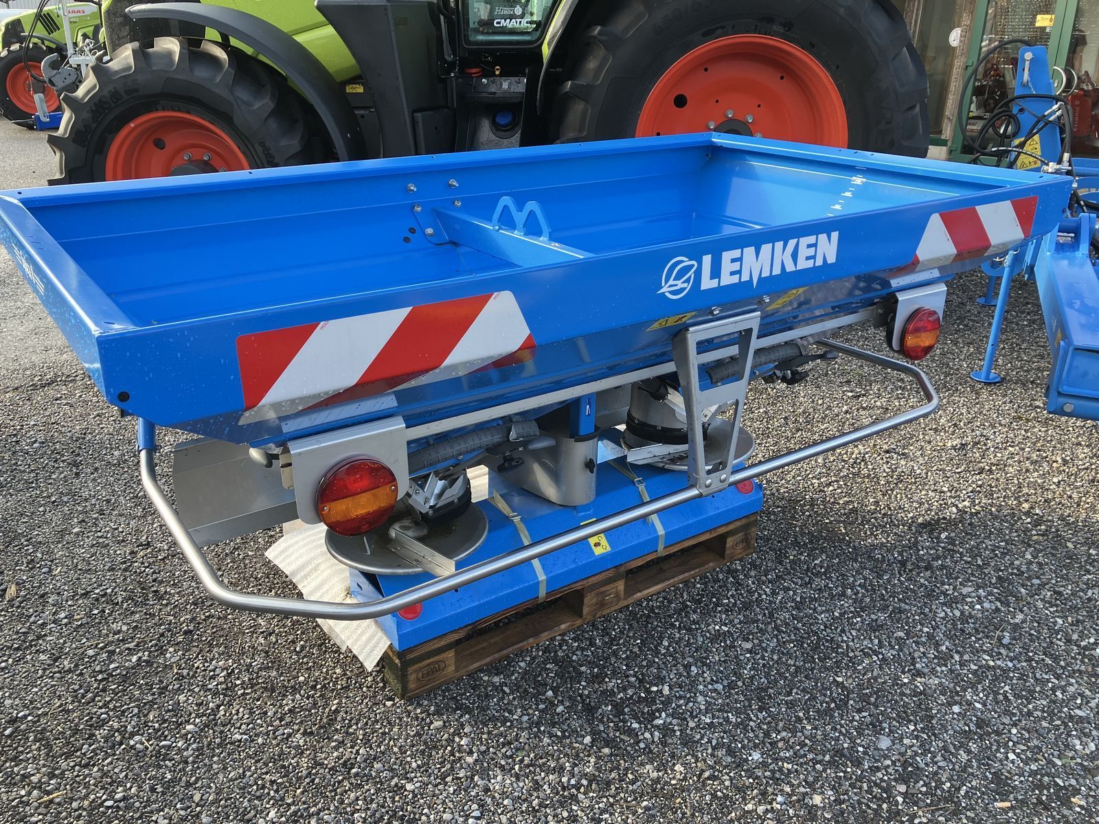 Lemken Spica 8 Fertiliser spreader