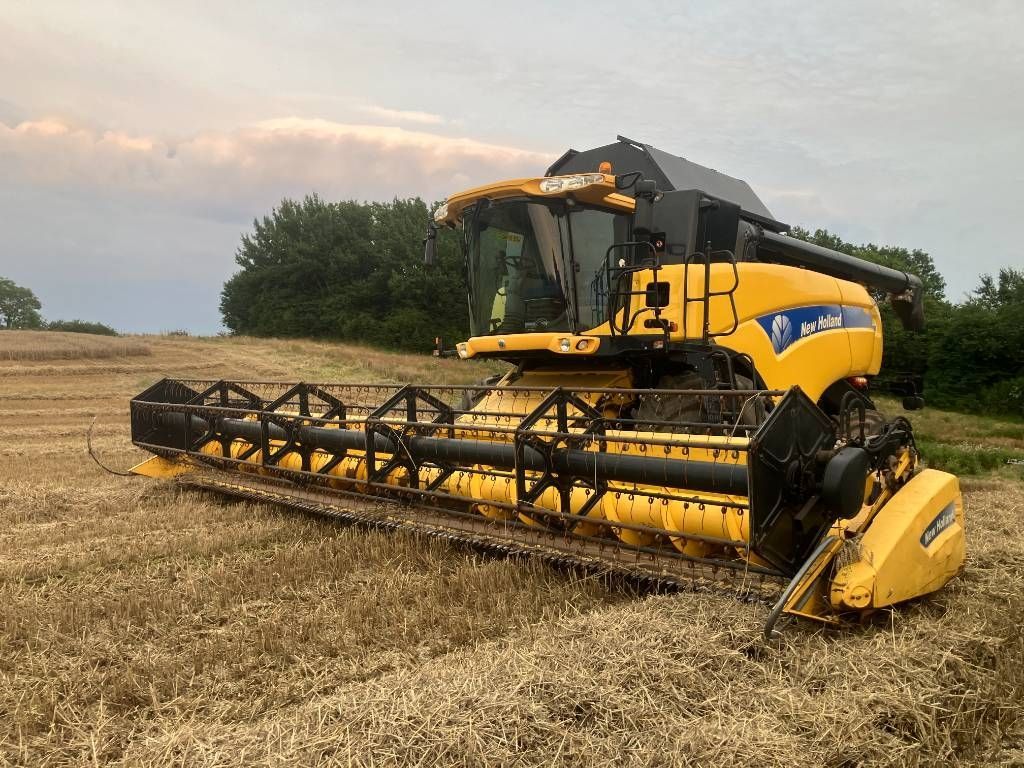 New Holland CX 8090 Kombájn 80 235 EUR