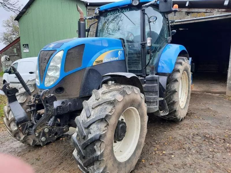E-FARM: New Holland T6050 - Tracteur - id 9MCUMZV - 39 000 € - Année: 2011 - Lecture du nombre d'heure: 7 239,Puissance du moteur (chevaux): 105,France