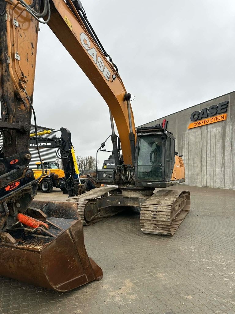 Case IH Optum 300 Crawler excavator