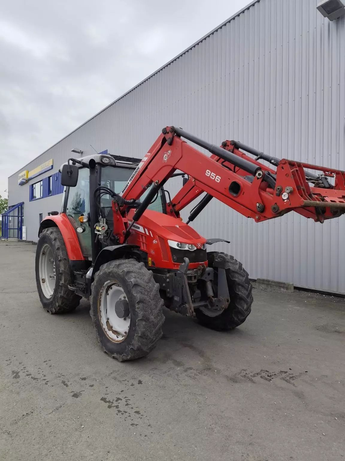 E-FARM: Massey Ferguson 5712M - Traktor - id EAE4ETP - 49.000 € - Baujahr: 2017 - Abgelesene Motorstunden: 4.713,Motorleistung (PS): 120,Frankreich