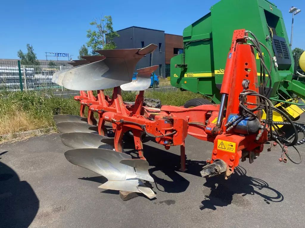 E-FARM: Kuhn vari master 122 - Charrue - id C8UZ7AT - 9 800 € - Année: 2008 - France