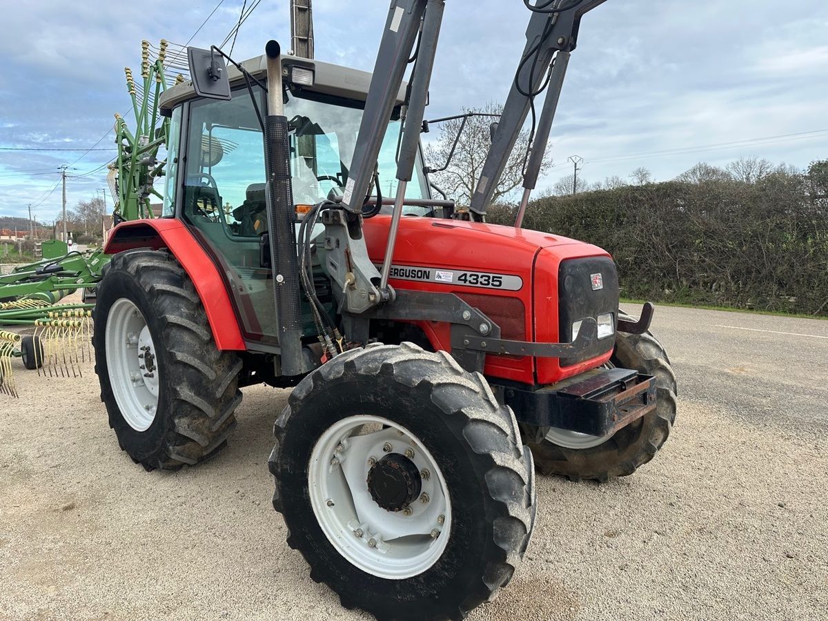 Massey Ferguson 4335 Traktor