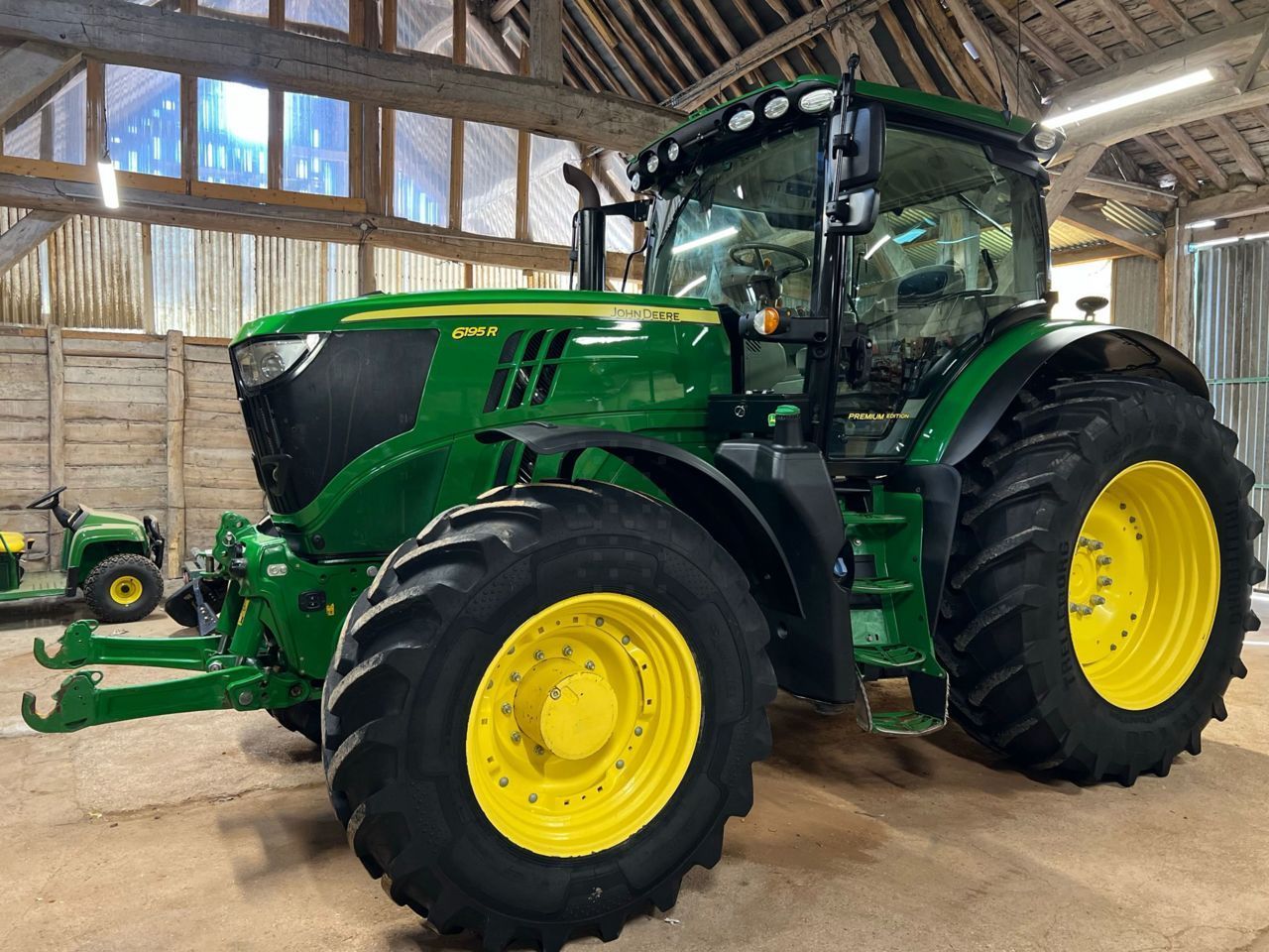 John Deere 6195 R Tractor €109,500