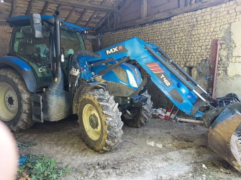 E-FARM: New Holland T6.145 - Tractor - id ZJLYL2Q - €75,000 - Year of construction: 2018 - Engine hours: 3,340,Engine power (HP): 145,France