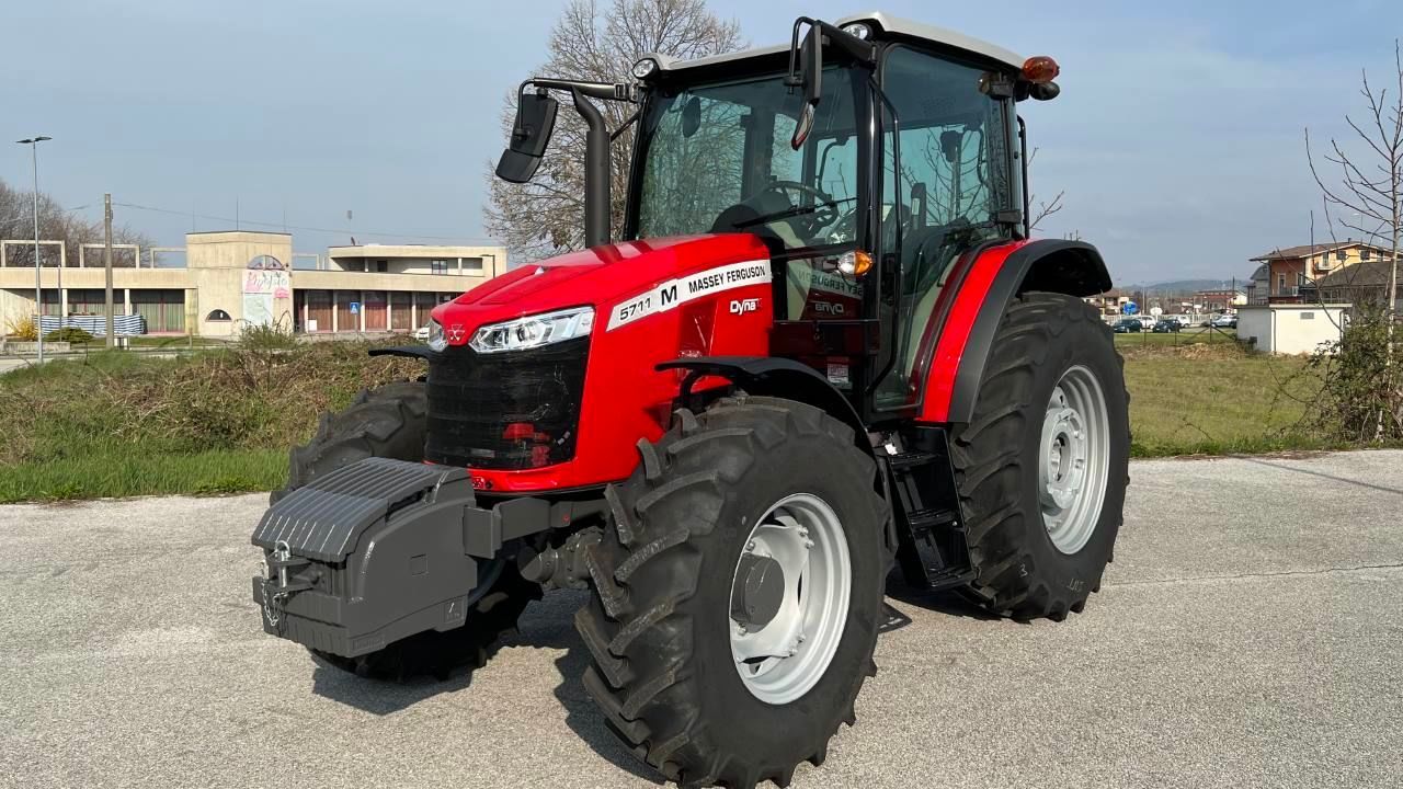 E-FARM: Massey Ferguson 5711 - Tractor - id XUSHR4I - 67.000 € - Año: 2022 - Horas: 5,Potencia del motor: 110,Francia