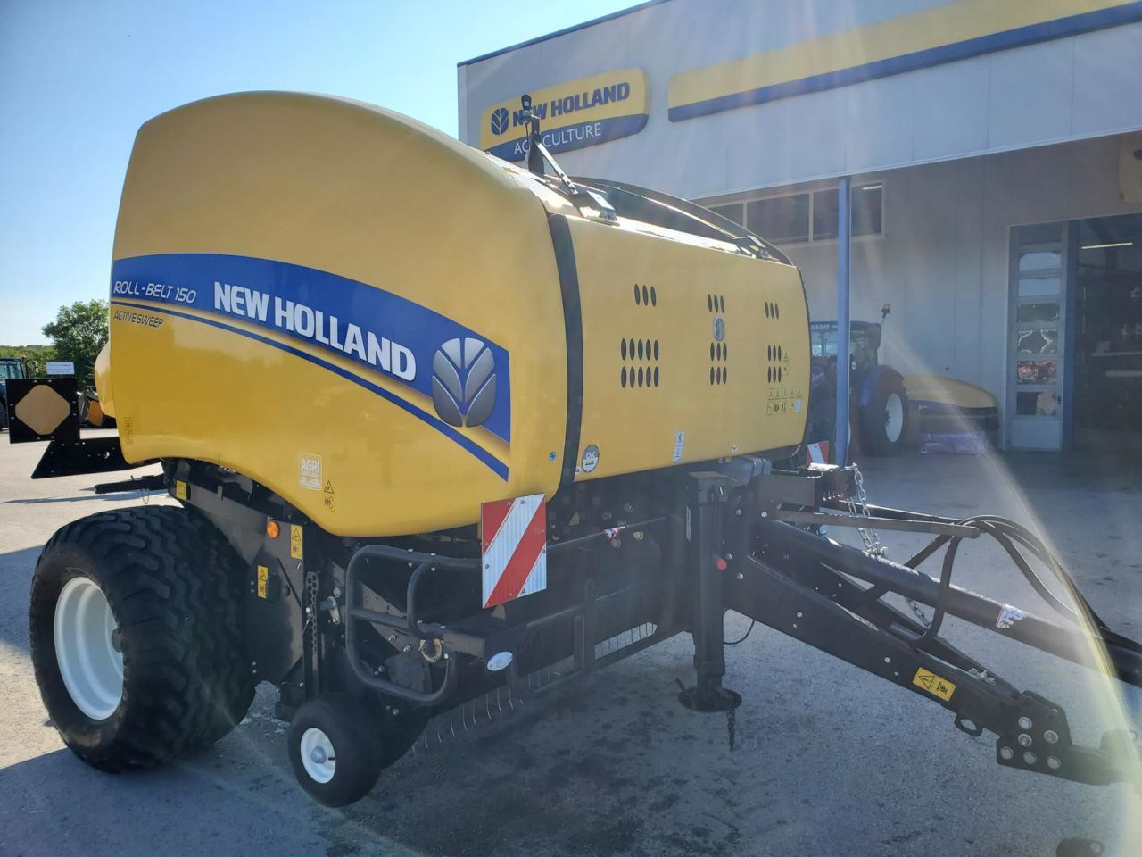 E-FARM: New Holland Roll-Belt 150 Activesweep - Πρέσσα - id GSWGHJB - 26.000 € - Χρονία: 2021 - Συνολικός αριθμός παραχθέντων δεμάτων: 5.500,Γαλλία