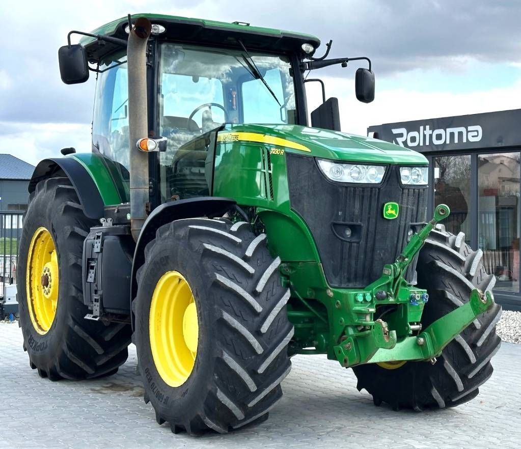 E-FARM: John Deere 7230 R - Trattore - id 9UVIHBE - 48.874 € - Anno di costruzione: 2013 - Ore: 6.326,Potenza del motore: 230,Polonia
