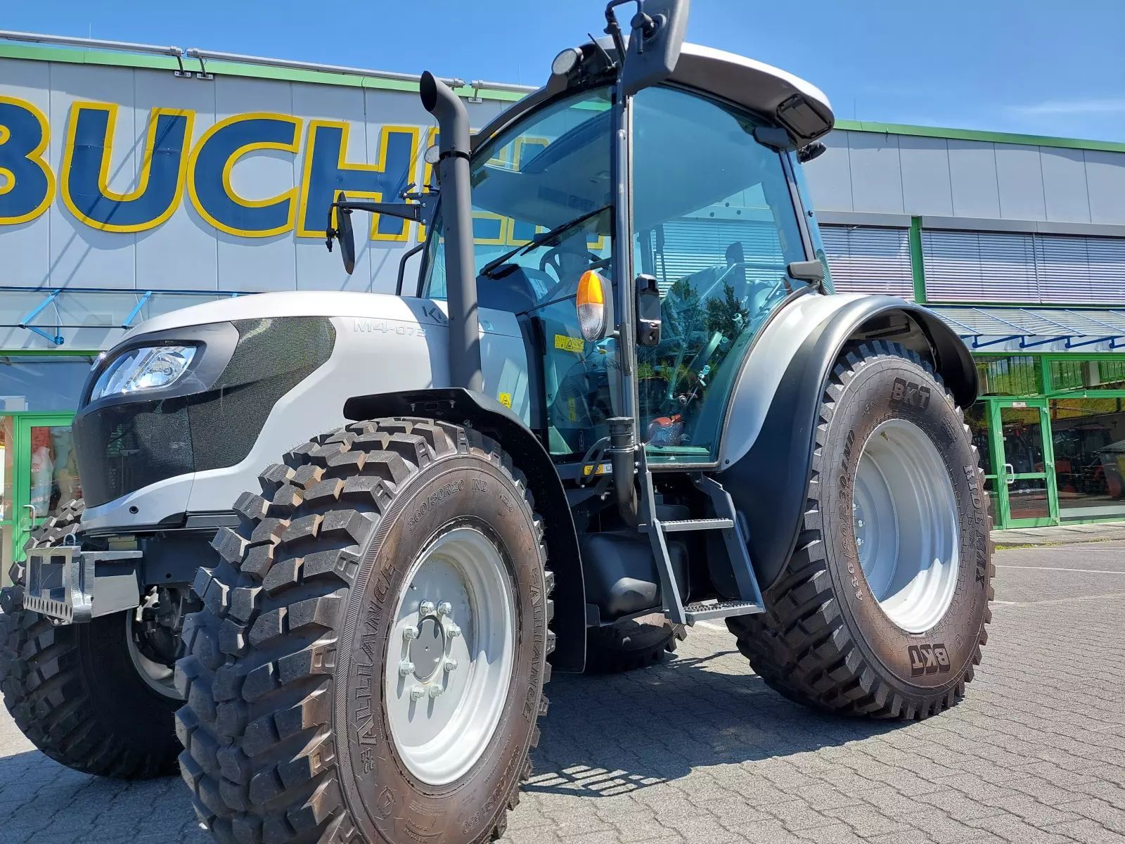 E-FARM: Kubota m4-073cab - Tractor - id 5YNI2A3 - €46,400 - Year of construction: 2025 - Engine hours: 1,Engine power (HP): 74,Germany