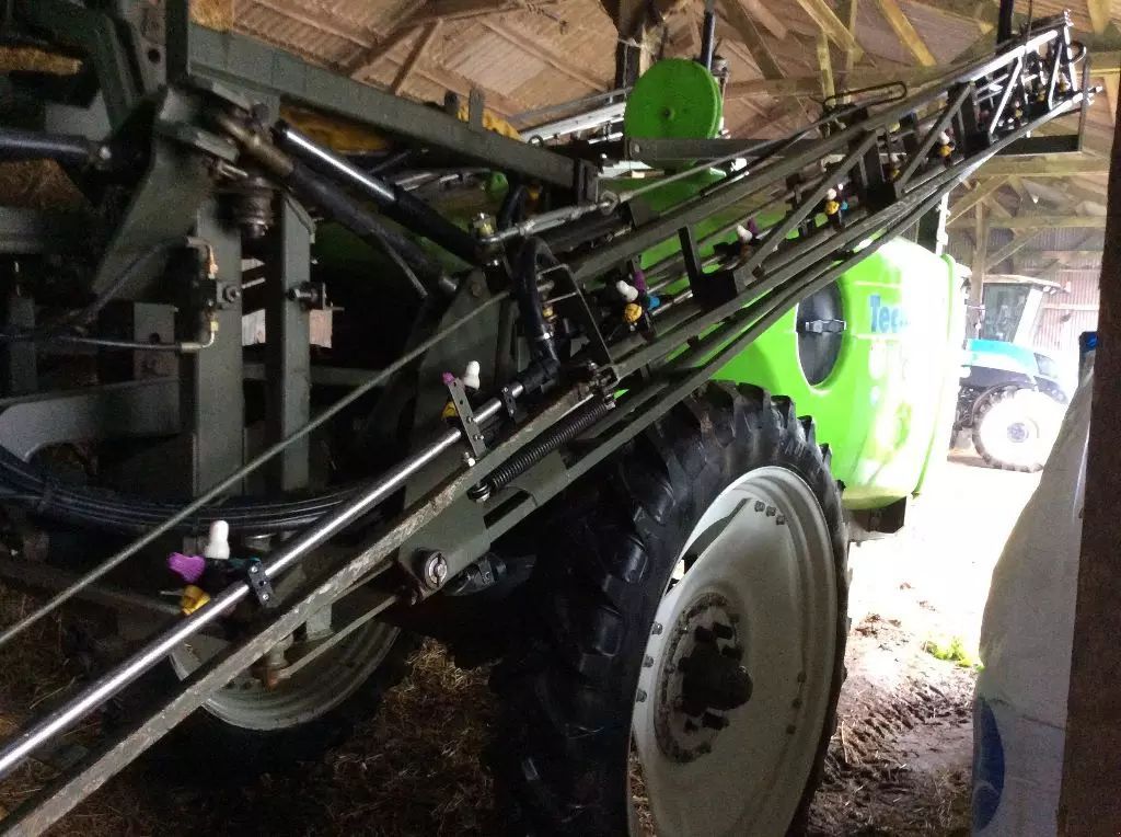 E-FARM: Tecnoma fortis 3300-24 - Sprøjte - id ZINJFZY - 12.500 € - Produktionsår: 2003 - Frankrig