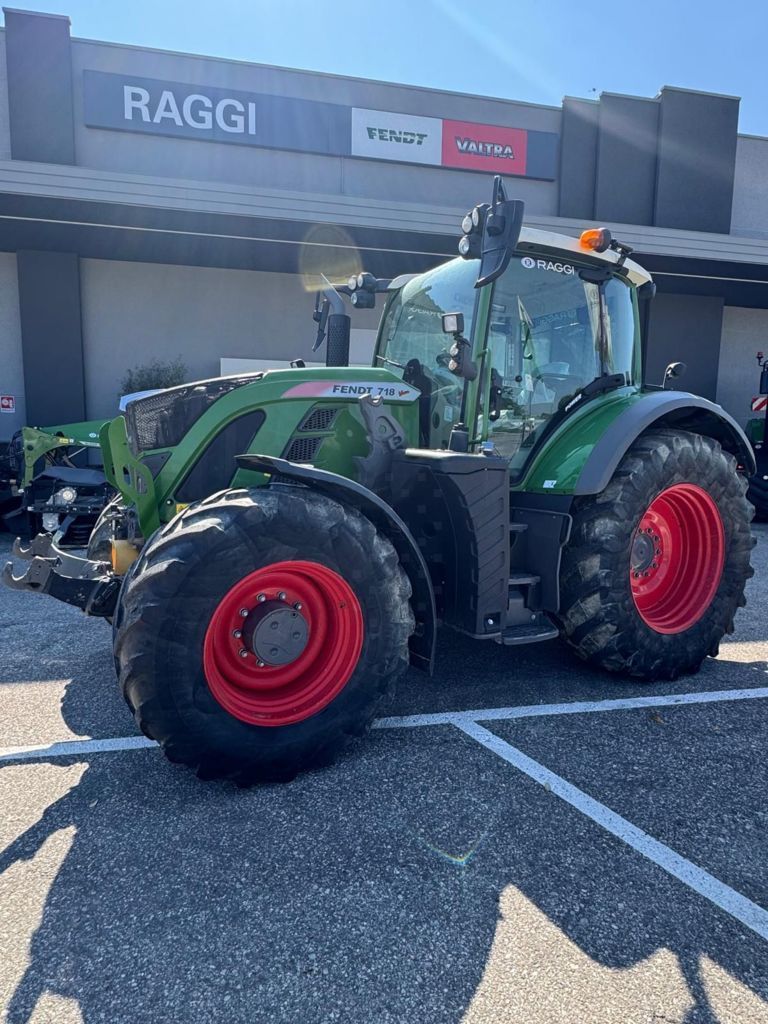 E-FARM: Fendt 718 Vario - Trattore - id SMYUD6N - 94.900 € - Anno di costruzione: 2019 - Ore: 6.447,Potenza del motore: 181,Italia