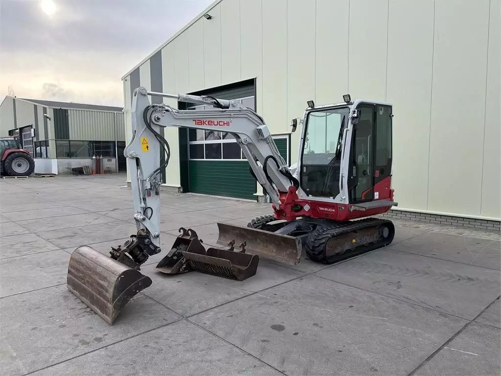 Takeuchi tb240 minigraafmachine Mini-pelle 32 500 €